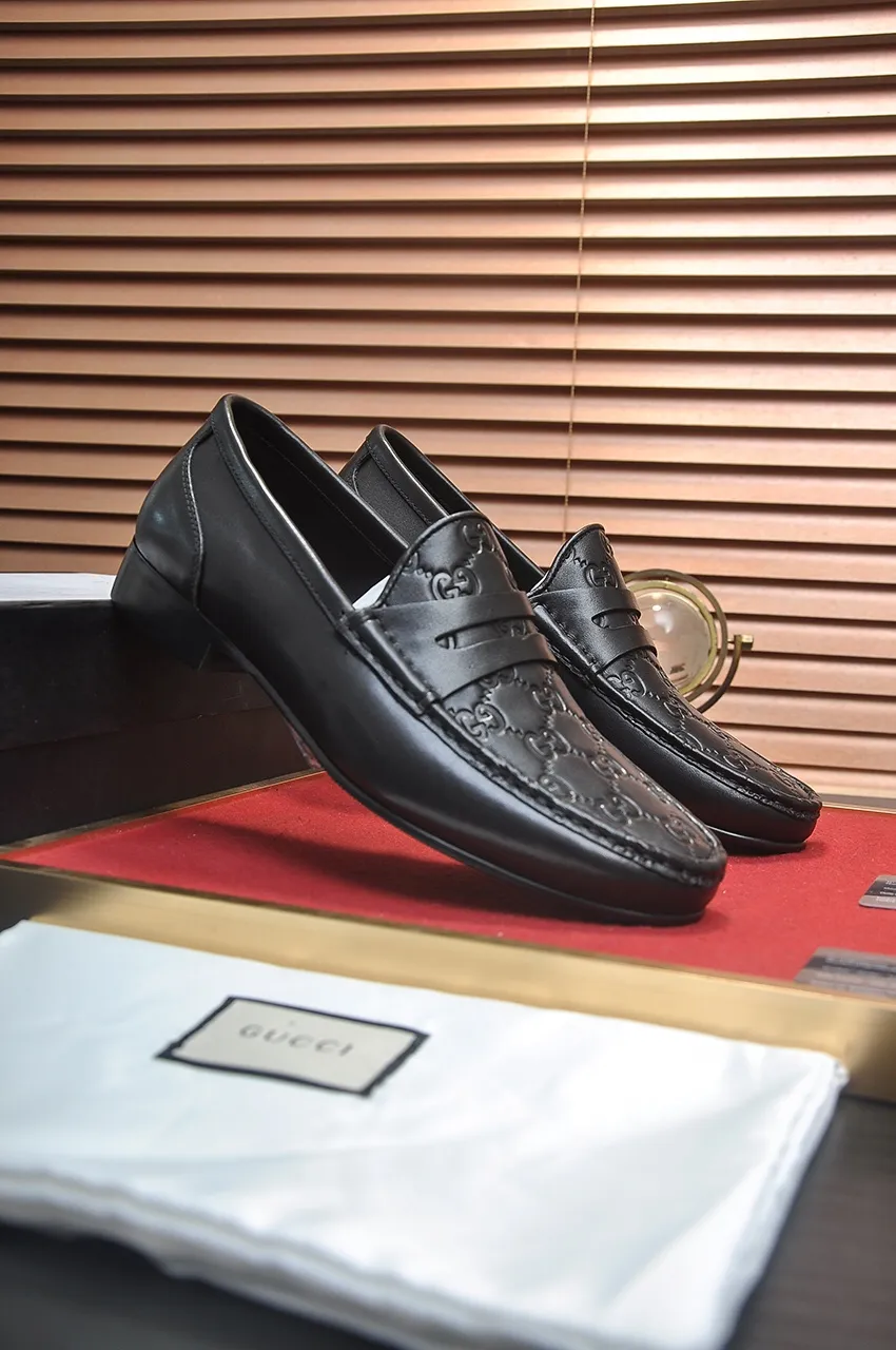 Men's shoes💰500💶Italy's top luxury men's shoe giant (GUCCI) (Gucci) (full cowhide lining) new arrival🍃Original European style🔰 Pleasant to the eye😍In order to make the shoes more durable and non-deformable🌀The production continues to follow traditional methods but there is still no lack of innovation💪Choose original sheepskin for the leather♻️ Smooth and natural And extra bright ⭐Made of imported cowhide, the first choice of rich people 38-45 (45 customized)